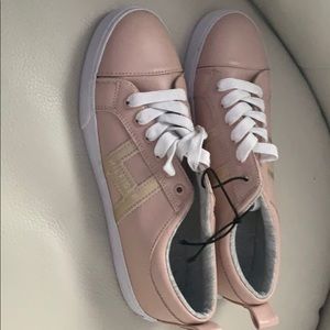 Comfortable Tommy Hilfiger shoes look fairly new